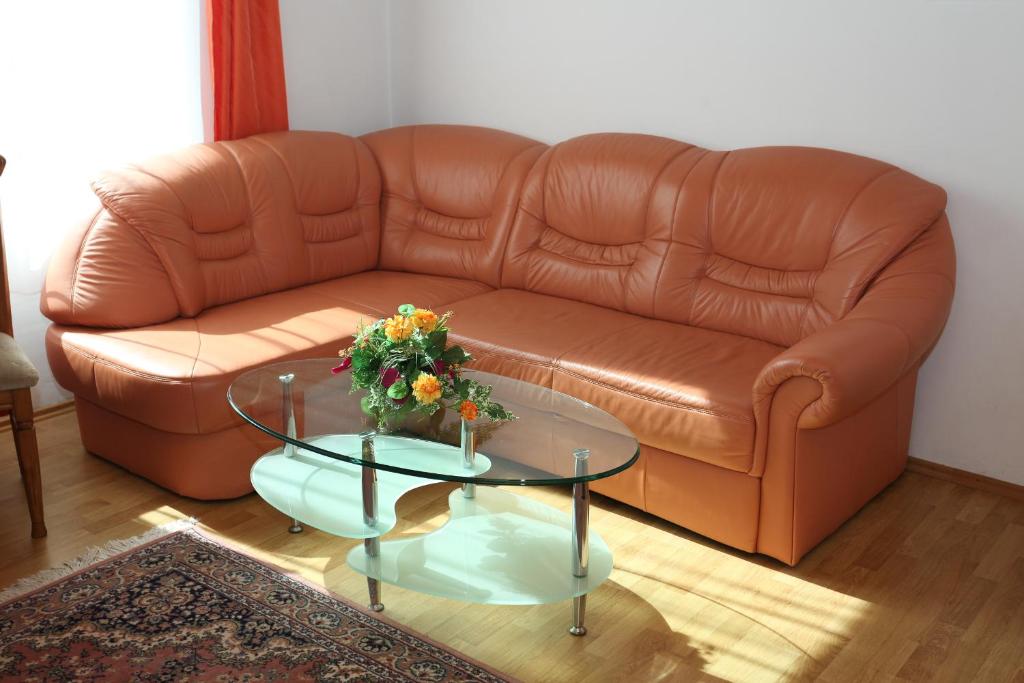 Uma área de estar em Classic Apartment I Close to Main Station I 10 Minutes to Belvedere