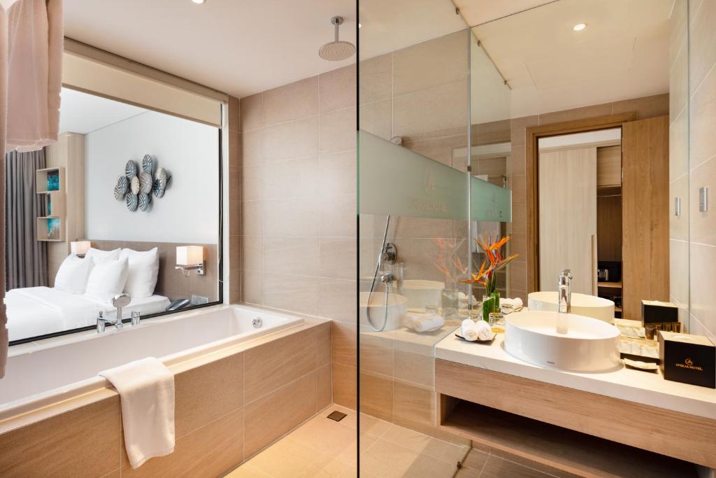 Phòng Deluxe Giường Đôi Nhìn Ra Thành Phố & Một Phần Ra Biển