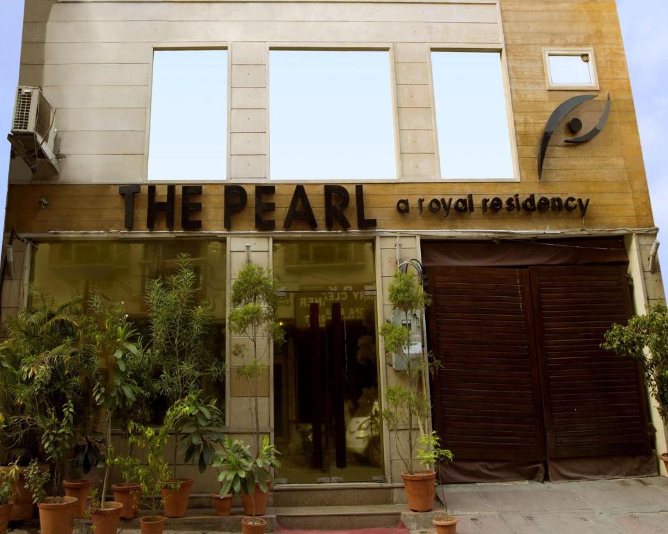 uma frente de loja com um sinal que lê a terapia pérola em The Pearl- A Royal Residency em Nova Deli