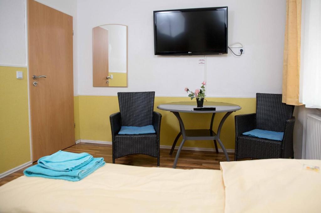 TV a/nebo společenská místnost v ubytování Pension Central Nuernberg-Fuerth