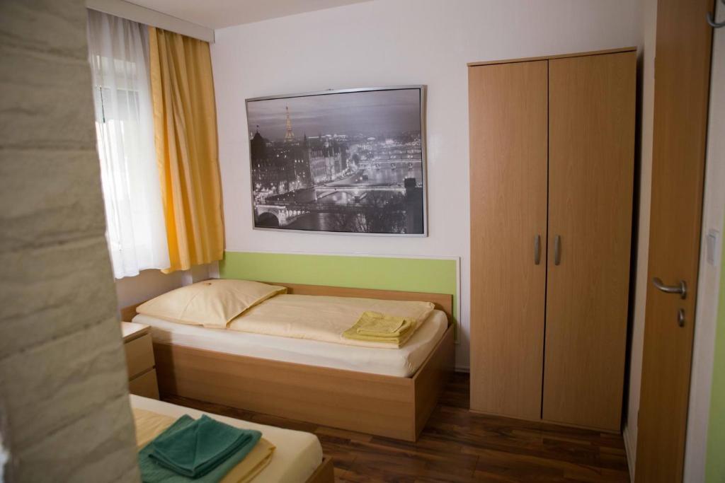 Postel nebo postele na pokoji v ubytování Pension Central Nuernberg-Fuerth