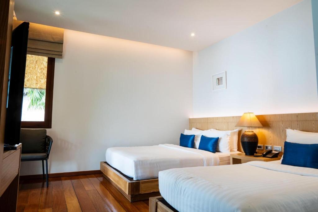 Postel nebo postele na pokoji v ubytování Coral Cliff Beach Resort Samui - SHA Plus