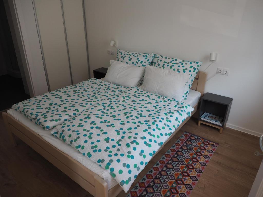 Postel nebo postele na pokoji v ubytování Friends & Family Apartmanok Velence