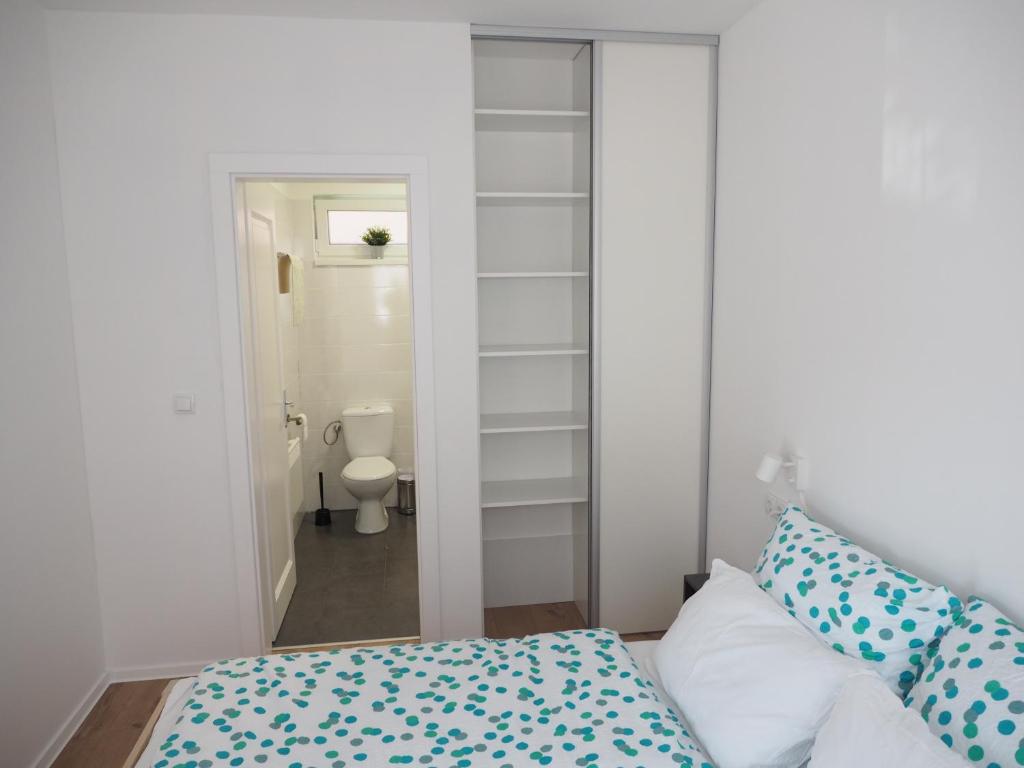 Postel nebo postele na pokoji v ubytování Friends & Family Apartmanok Velence