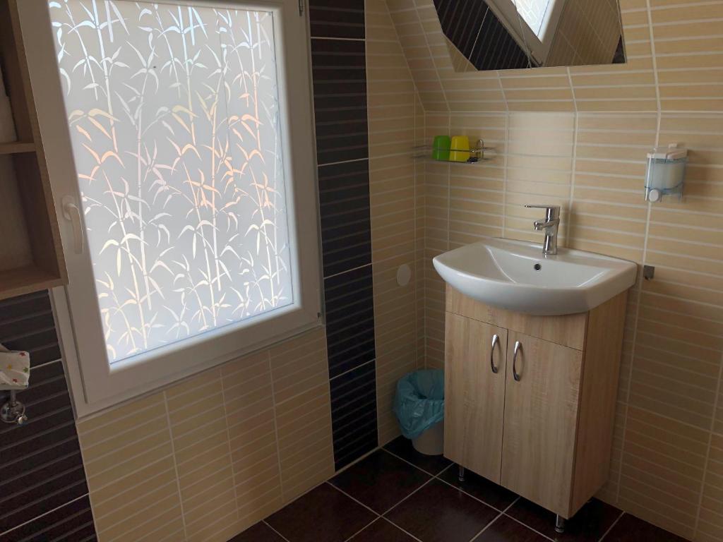 Koupelna v ubytování Róma Apartmanház