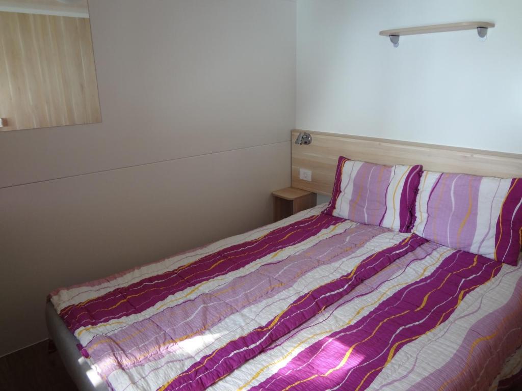 Posteľ alebo postele v izbe v ubytovaní Victoria Mobilhome Camping Dole-Živogošče