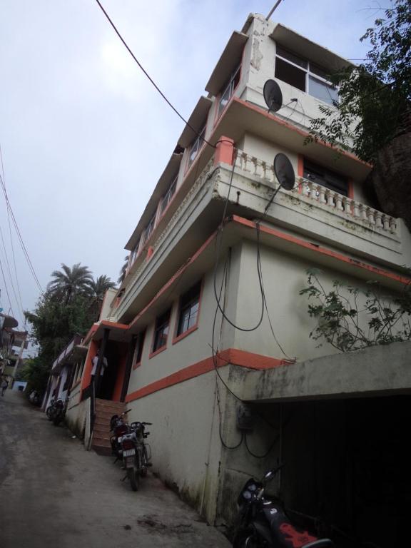 un edificio con un balcón en el lateral. en Shri Shanti Villa en Mount Ābu