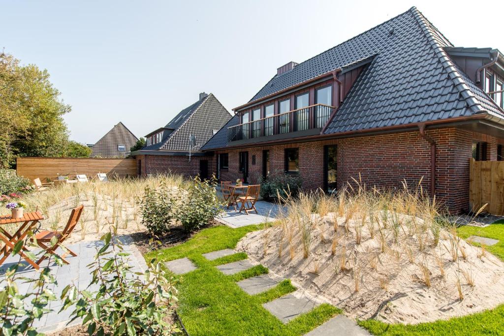 una casa con un jardín delante de ella en Welle 11 Sylt en Westerland