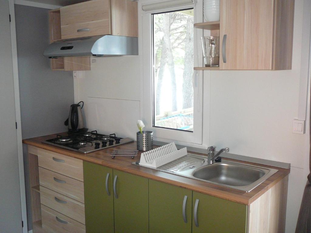 Kuchyňa alebo kuchynka v ubytovaní Victoria Mobilhome Camping Dole-Živogošče