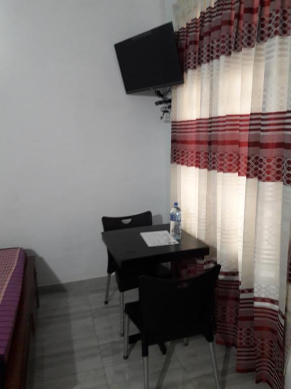TV a/nebo společenská místnost v ubytování White Wall Hotel