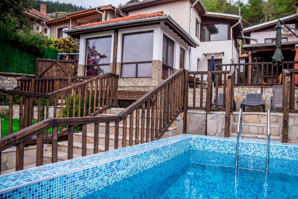 a house with a swimming pool next to a house at EUROPE GUEST HOUSE § КЪЩА ЗА ГОСТИ ЕВРОПА in Veliko Tŭrnovo