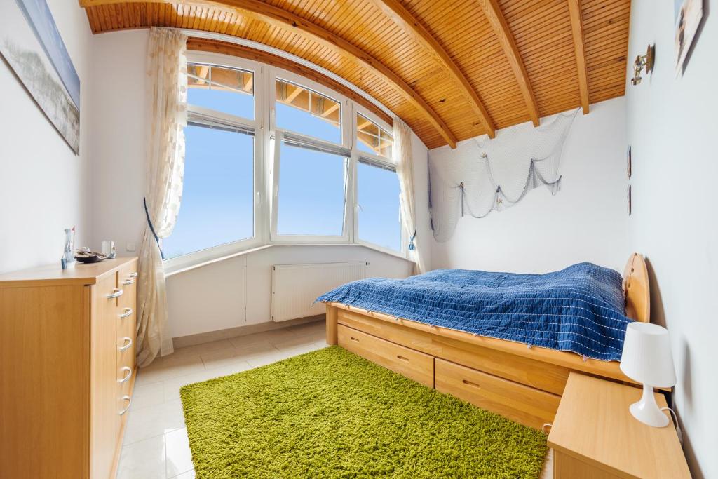 Posteľ alebo postele v izbe v ubytovaní Apartamenty Sun & Snow Ostseeblick Willa Perla