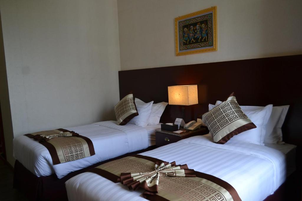 Postel nebo postele na pokoji v ubytování Hotel Broadway Yangon
