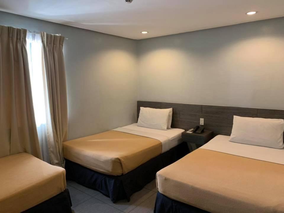 Postel nebo postele na pokoji v ubytování Cebu R Hotel Mabolo