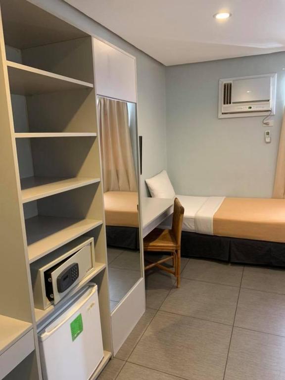 Postel nebo postele na pokoji v ubytování Cebu R Hotel Mabolo
