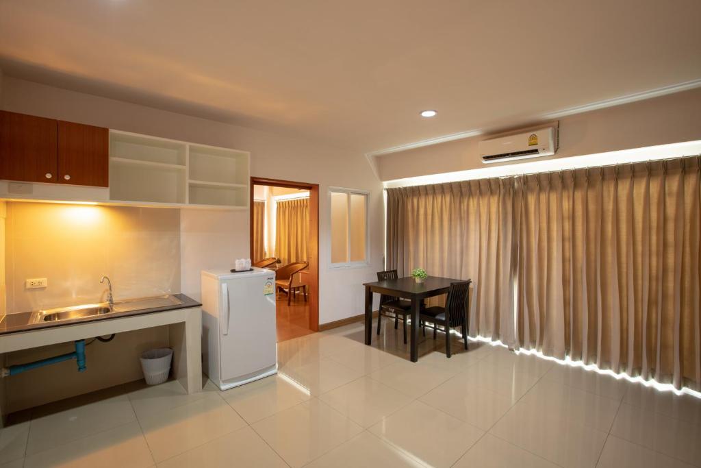 Kuchyň nebo kuchyňský kout v ubytování Pimann Inn Hotel