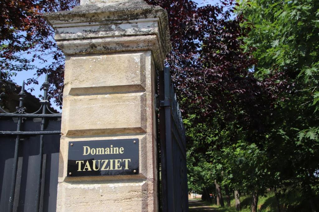 a sign on a pole next to a fence at LES ECURIES DU CHATEAU TAUZIET in Montfort-en-Chalosse