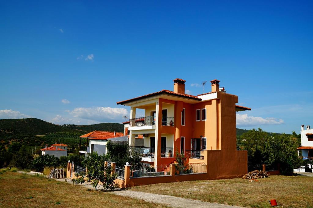 une maison sur le flanc d'une colline dans l'établissement Apartment Vana, à Metamórfosi