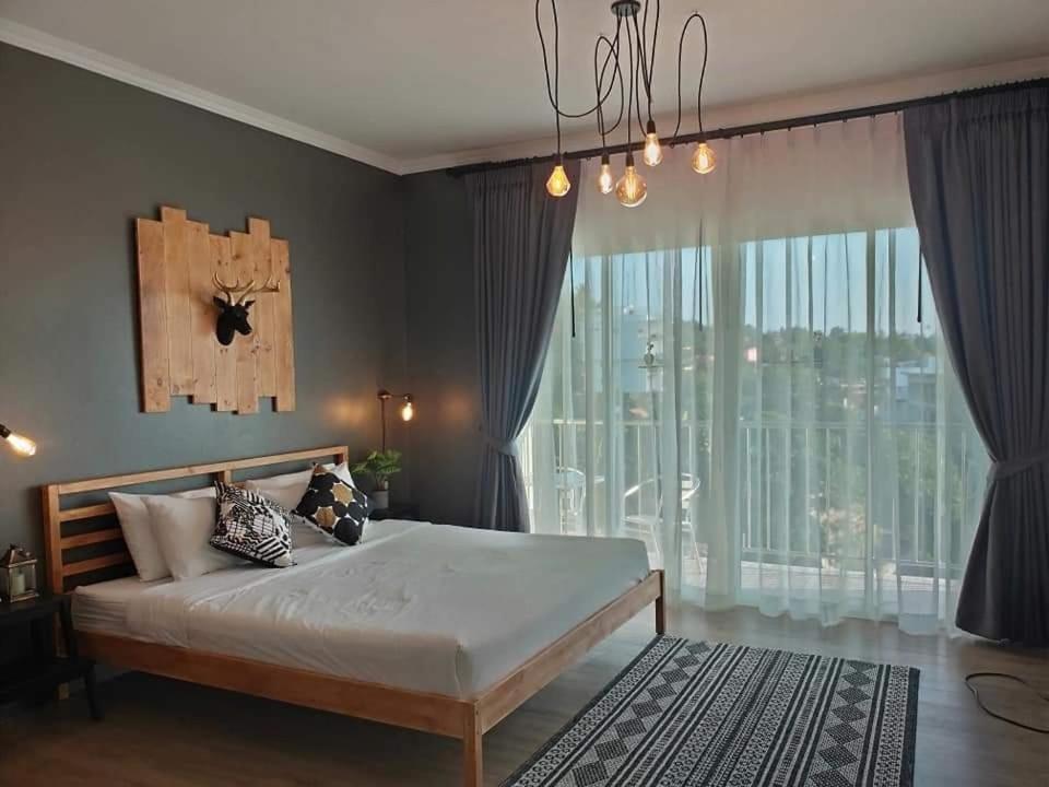 Postel nebo postele na pokoji v ubytování Thira House