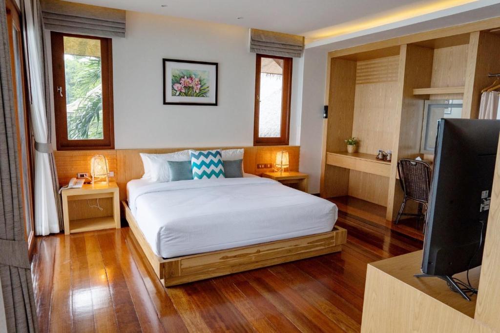 Postel nebo postele na pokoji v ubytování Coral Cliff Beach Resort Samui - SHA Plus