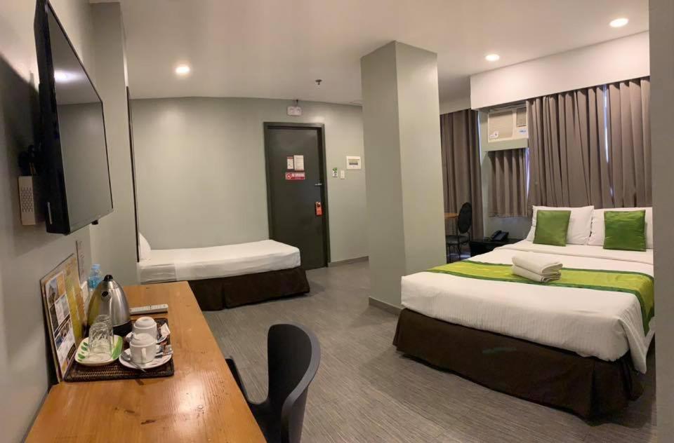 Postel nebo postele na pokoji v ubytování Cebu R Hotel Capitol