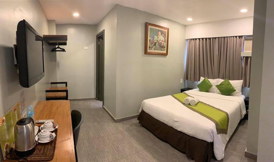 Postel nebo postele na pokoji v ubytování Cebu R Hotel Capitol