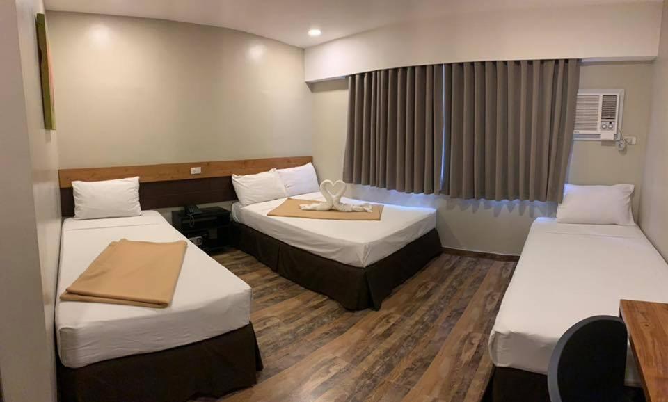 Postel nebo postele na pokoji v ubytování Cebu R Hotel Capitol