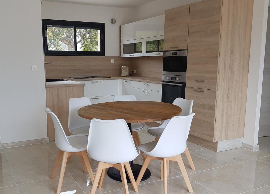 Kuchyň nebo kuchyňský kout v ubytování Superbe appartement avec 3 chambres vue mer