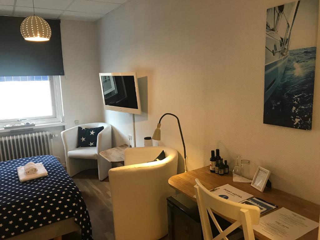 TV a/nebo společenská místnost v ubytování Port Hotel