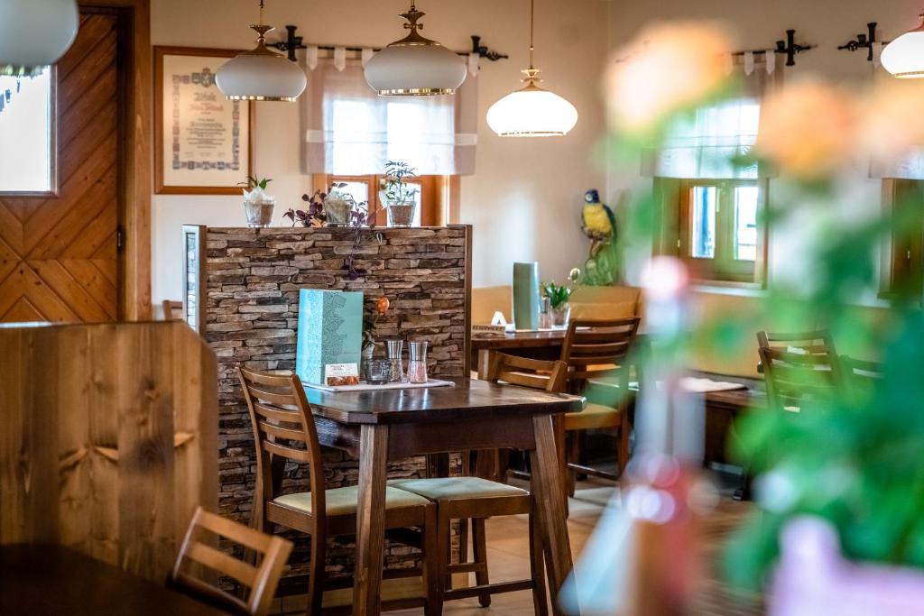 A restaurant or other place to eat at Wohlmuth-Lückl