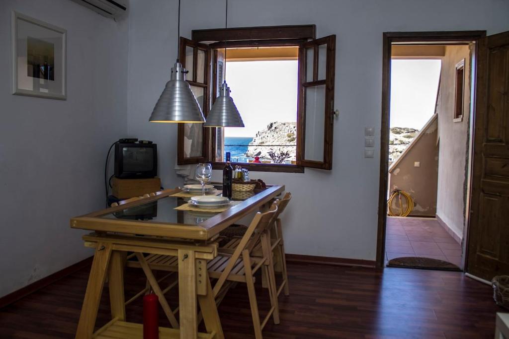 TV a/nebo společenská místnost v ubytování Seaview Symphony Appartments-Yiannis