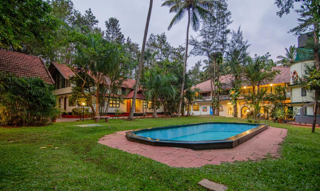 uma piscina no quintal de uma casa em Orchid Trails Resort em Sultan Bathery