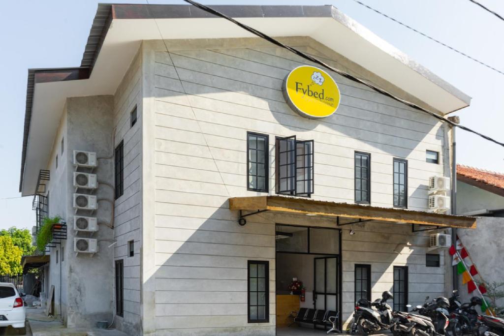 un edificio con un letrero amarillo en la parte delantera en RedDoorz near Sam Poo Kong 3 Semarang, en Kalibanteng-lor