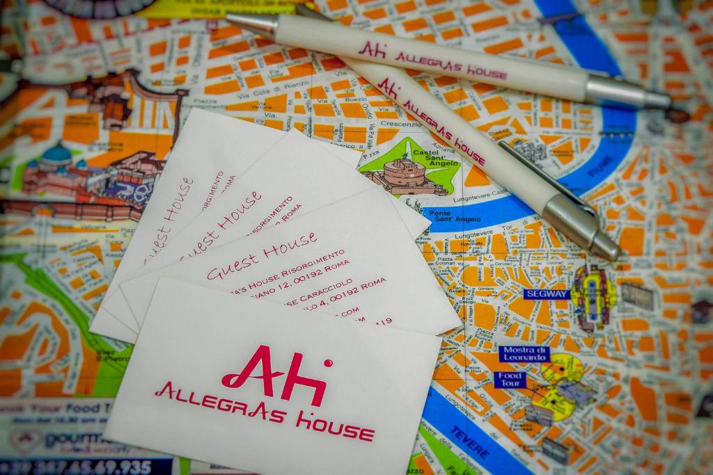 una mappa con due biglietti e una penna sopra di Allegra's house Cipro a Roma