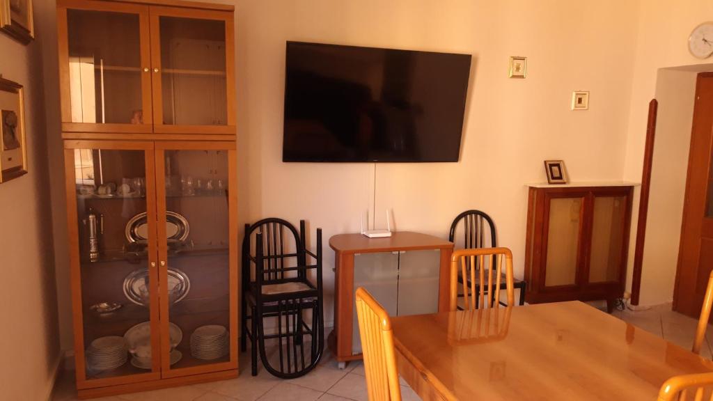 Televízia a/alebo spoločenská miestnosť v ubytovaní Allegra's house Cipro