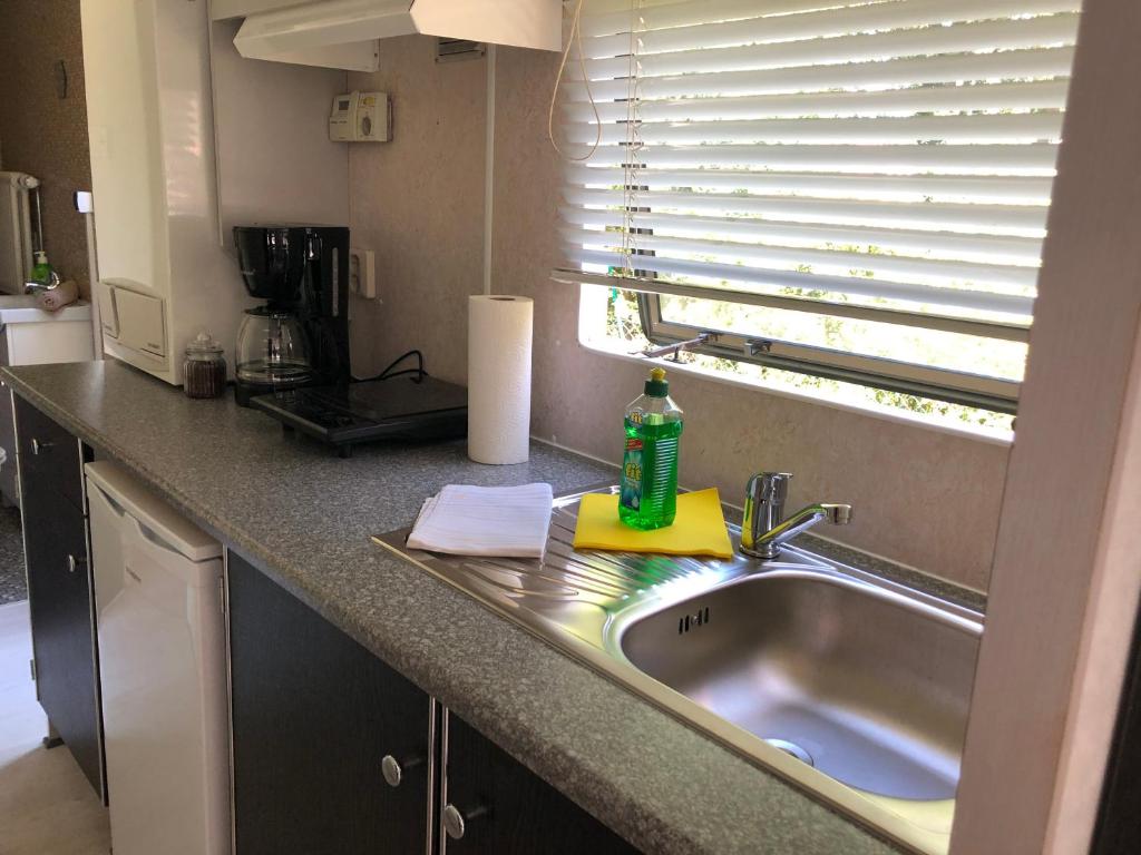 a kitchen counter with a sink and a window at Mobilheim am Wald in Bernau bei Berlin