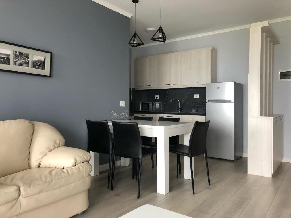 Dapur atau dapur kecil di Llakmani Apartment