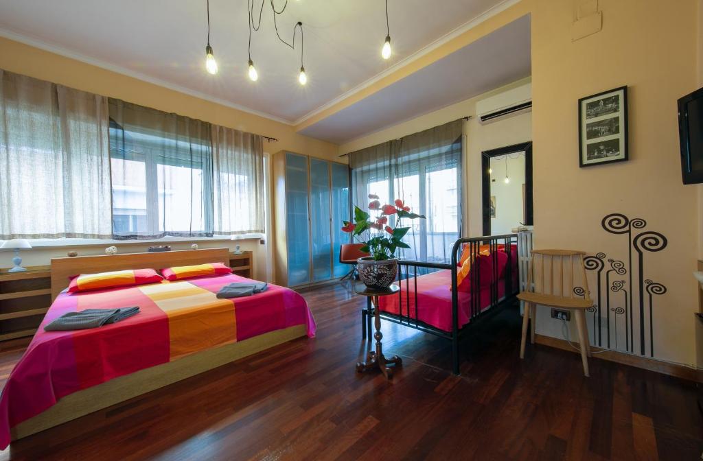 ein Schlafzimmer mit einem farbenfrohen Bett und einem Tisch in der Unterkunft AnnoDomini in Rom