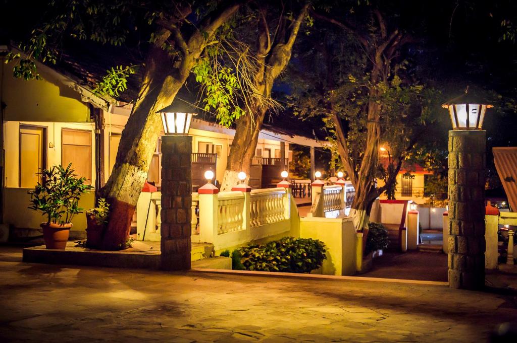 - Vistas nocturnas a una casa con luces en Adamo The Village, en Matheran