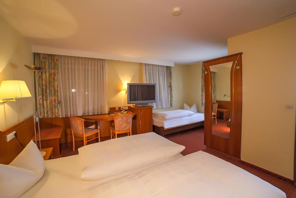 Postel nebo postele na pokoji v ubytování Hotel Post Leutkirch