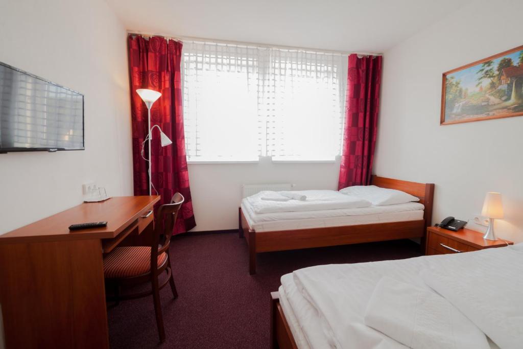 Postel nebo postele na pokoji v ubytování Interhotel Bohemia
