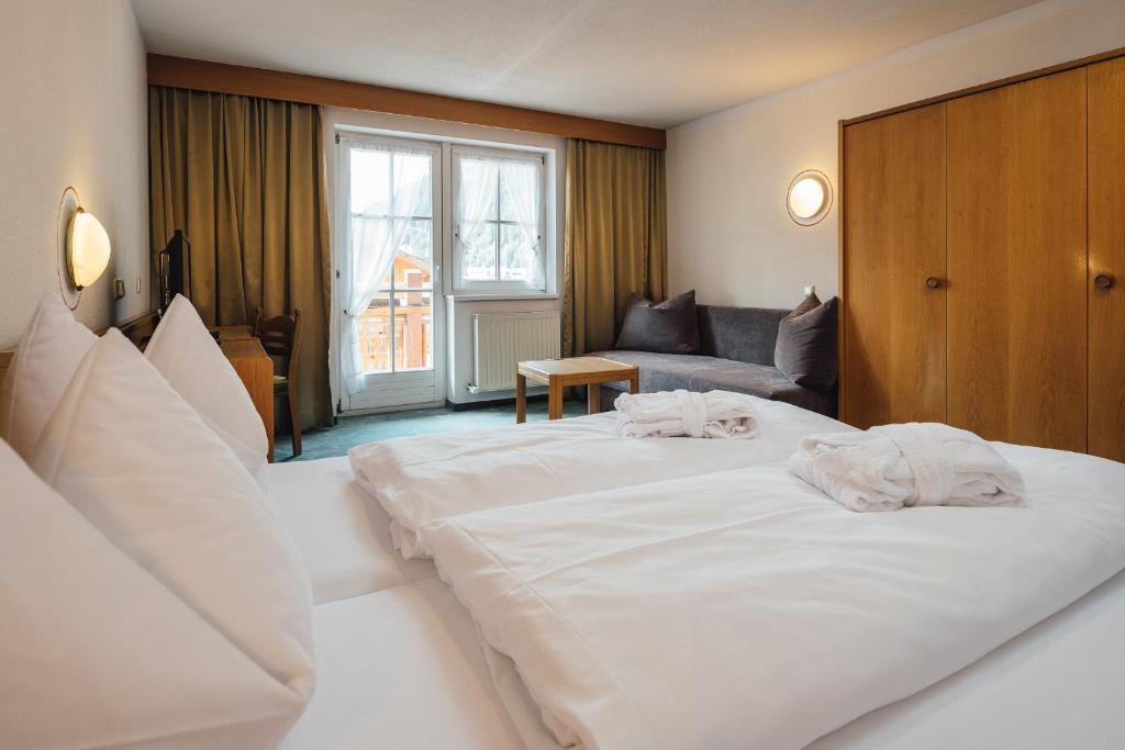 Postel nebo postele na pokoji v ubytování Hotel Post