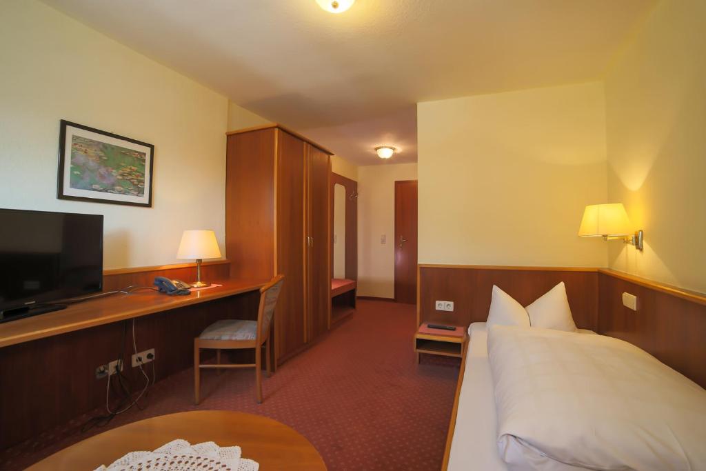 Postel nebo postele na pokoji v ubytování Hotel Post Leutkirch