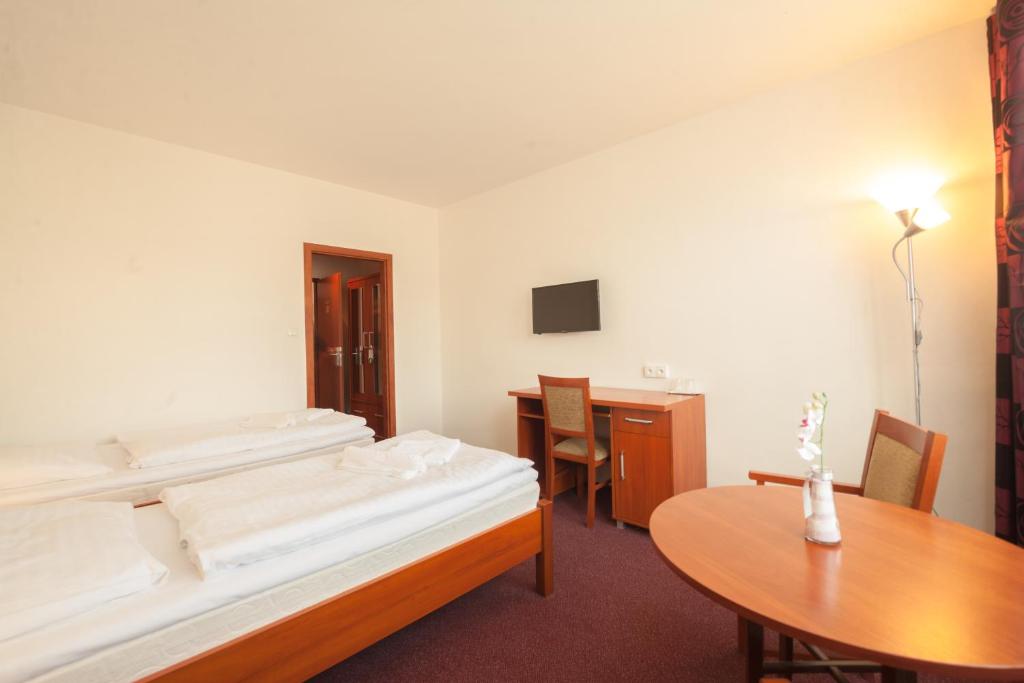 Postel nebo postele na pokoji v ubytování Interhotel Bohemia