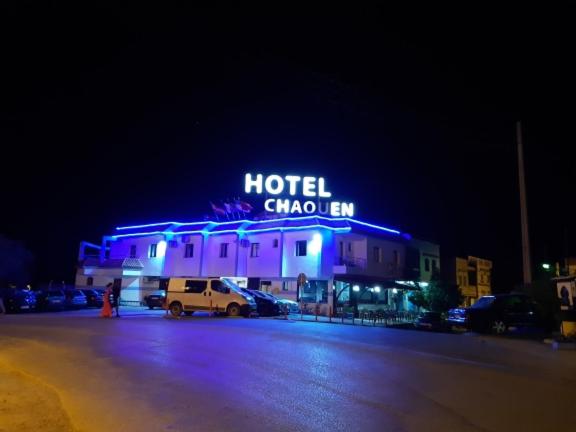 un hotel iluminado por la noche en Hotel Chaouen, en Chefchaouen