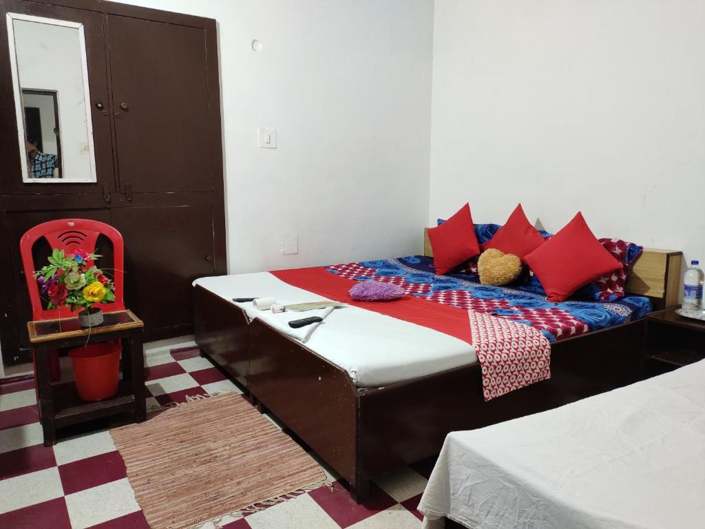Postel nebo postele na pokoji v ubytování Agra Paying Guest House