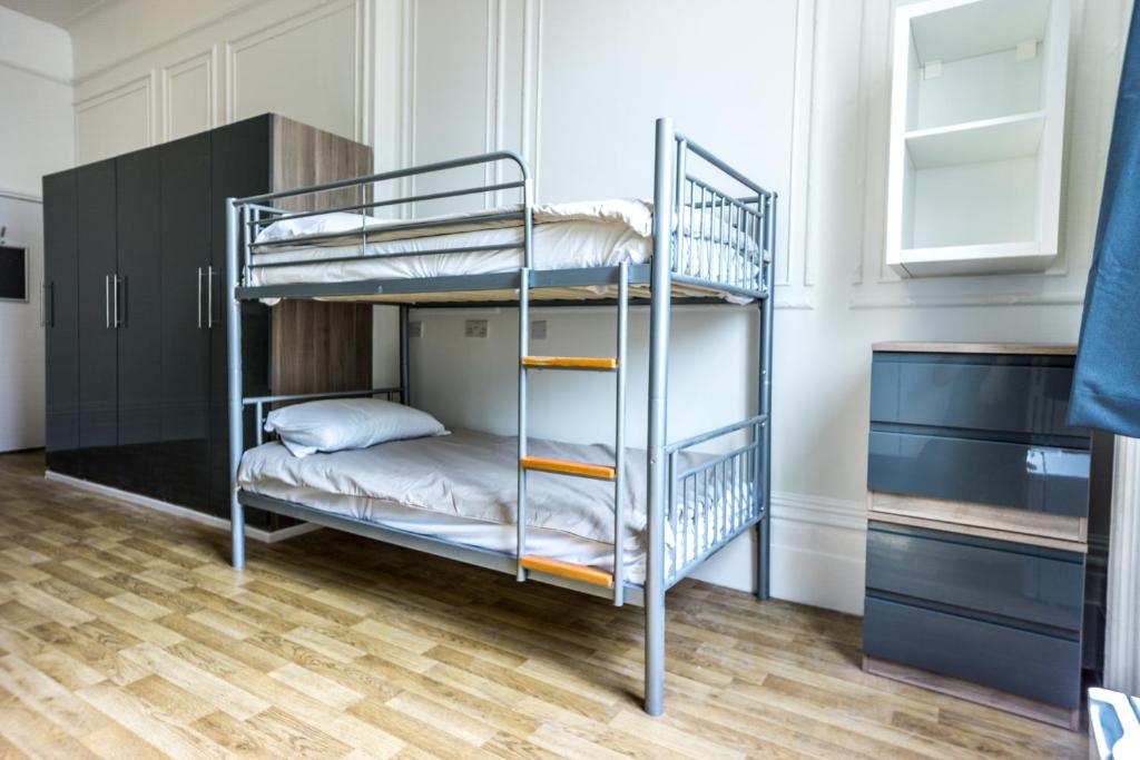 Postel nebo postele na pokoji v ubytování Sandeman-Allen Hostel (Bayswater)