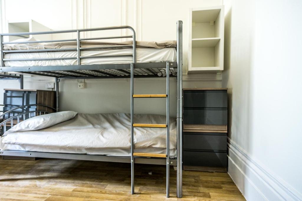 Postel nebo postele na pokoji v ubytování Sandeman-Allen Hostel (Bayswater)