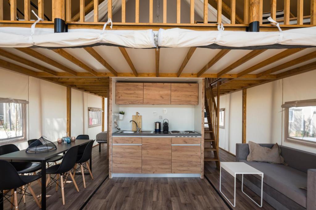 Kuchyň nebo kuchyňský kout v ubytování Falkensteiner Premium Mobile Homes and Camping Zadar