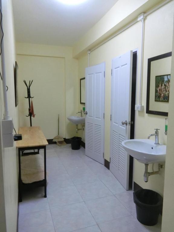 Koupelna v ubytování Inncome Hostel